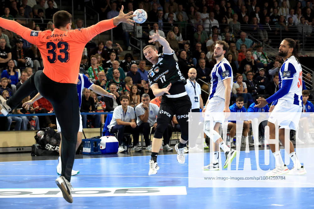 GER Deutschland, Handball, EHF Champions League, 08.10.2026, Saison 2026 2027, Berlin, Fuechse Berlin vs FC Porto Nils Lichtlein ( Fuechse Berlin 17 ), DIOGO REMA ( FC Porto 33 ) nordphoto GmbH Engler Berlin Max-Schmeling-Halle Berlin Deutschland