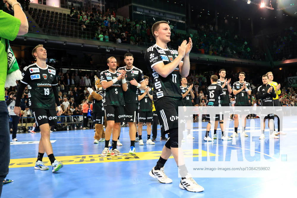GER Deutschland, Handball, EHF Champions League, 08.10.2026, Saison 2026 2027, Berlin, Fuechse Berlin vs FC Porto Nils Lichtlein ( Fuechse Berlin 17 ), Fuechse-Spielerkreis, , Jubel, jubelt, Freude, Glueck, gluecklich, positive Emotionen, nordphoto GmbH Engler Berlin Max-Schmeling-Halle Berlin Deutschland