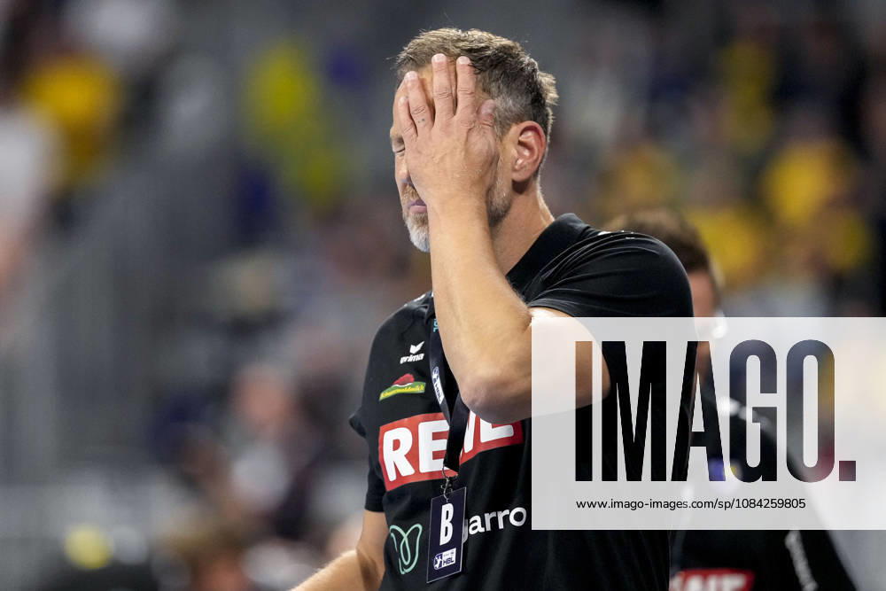 Maik Machulla (Trainer, Cheftrainer, RNL) schlägt die Hand vors Gesicht, Einzelbild, Einzelfoto, Aktion, Action, enttäuscht schauend, Enttäuschung, Frustration, disappointed, pessimistisch, 08.10.2026, Mannheim (Deutschland), Handball, Bundesliga, Rhein-Neckar Löwen - ThSV Eisenach