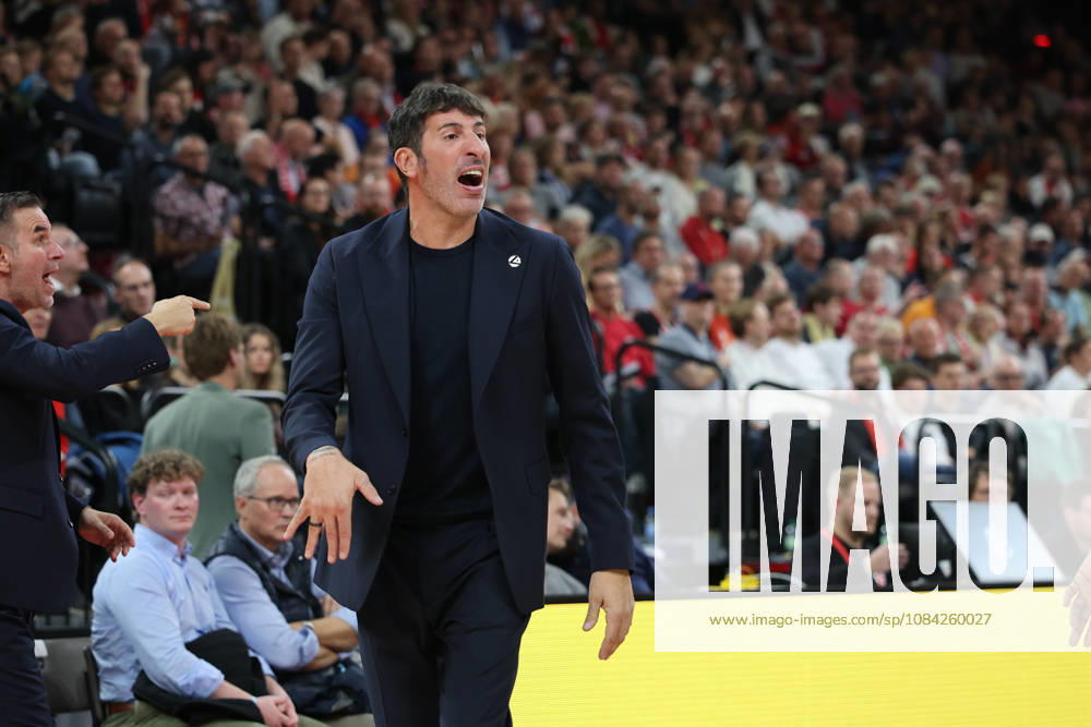 Alex Mumbru (Virtus Bologna, Chef-Trainer), Emotionen, Mimik, Gesten, gestikuliert, GER, FC Bayern Basketball vs. Virtus Bologna, Basketball, Euroleague, 4. Spieltag, Saison 2026 2027, 08.10.2026, GER, FC Bayern Basketball vs. Virtus Bologna, Basketball, Euroleague, 4. Spieltag, Saison 2026 2027, 08.10.2026 Muenchen