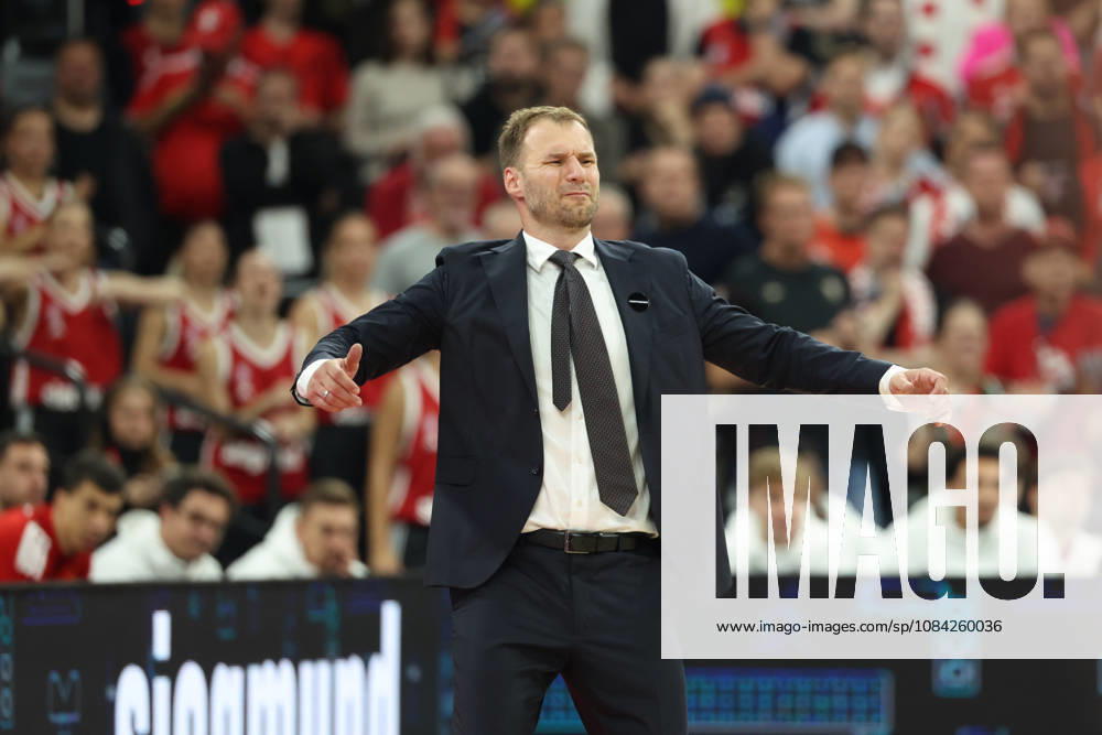 Anton Gavel (FC Bayern Basketball, Chef-Trainer) aergert sich, Emotionen, Mimik, Gesten, gestikuliert, GER, FC Bayern Basketball vs. Virtus Bologna, Basketball, Euroleague, 4. Spieltag, Saison 2026 2027, 08.10.2026, GER, FC Bayern Basketball vs. Virtus Bologna, Basketball, Euroleague, 4. Spieltag, Saison 2026 2027, 08.10.2026 Muenchen