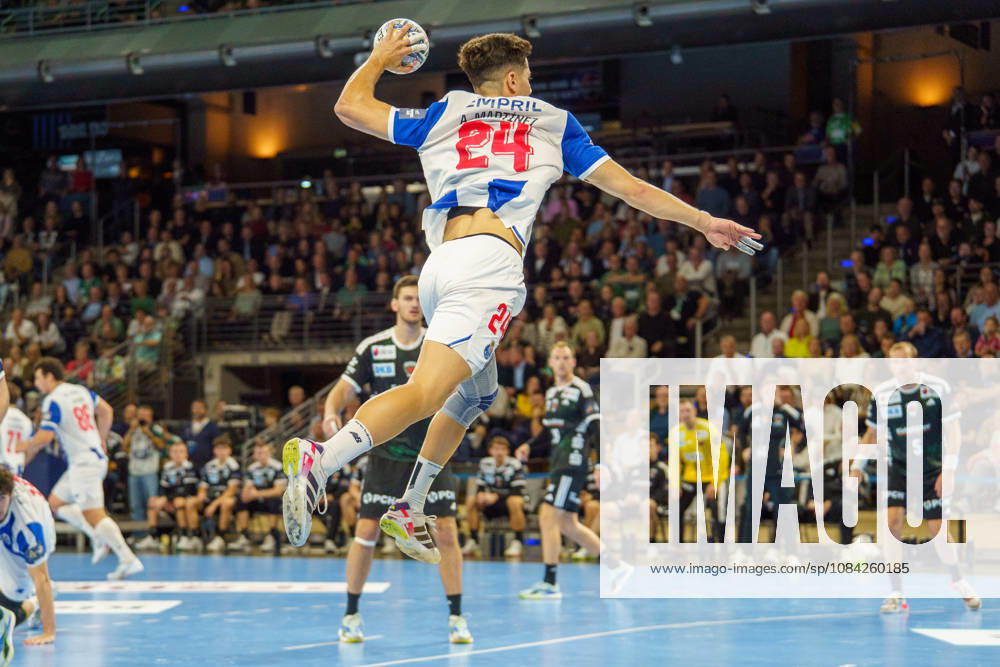 Im Bild: Antonio Llamazares (FC Porto, 24), Torschuss 08.10.2026, Fuechse Berlin - FC Porto, EHF Handball Champions League, Saison 2026 27, Max-Schmeling-Halle