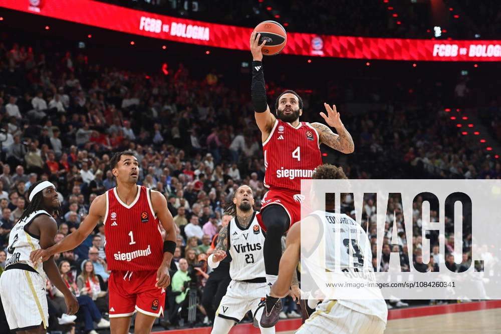 Duane WASHINGTON JR. (FCB), Aktion,Zweikampf gegen Kessler EDWARDS (Bologna). Basketball Euro League,Saison 2026 2027, FC Bayern Muenchen - Virtus Bologna am 08.10.2026 , S A P G A R D EN