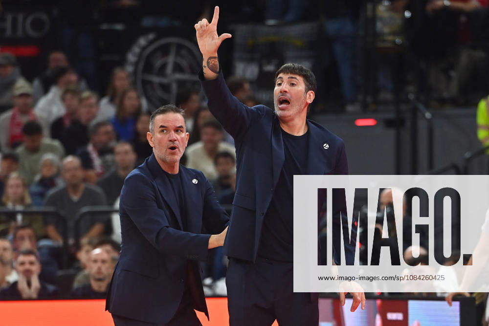 Alex MUMBRU (Trainer Bologna), Gestik,gibt Anweisungen, Einzelbild,angeschnittenes Einzelmotiv, Halbfigur,halbe Figur. Basketball Euro League,Saison 2026 2027, FC Bayern Muenchen - Virtus Bologna am 08.10.2026 , S A P G A R D EN