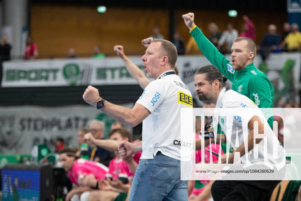 Handball, HBL2: SC DHfK Leipzig - TuS N-Lübbecke; 08.10.2026 Jubel und Siegerfaust bei Cheftrainer Frank Carstens (SC DHfK Leipzig). Emotionen. Handball, 2. Bundesliga, Saison 2026 2027, 7. Spieltag: SC DHfK Leipzig vs. TuS N-Lübbecke am 08.10.2026 in der Quarterback Immobilien Arena Leipzig.