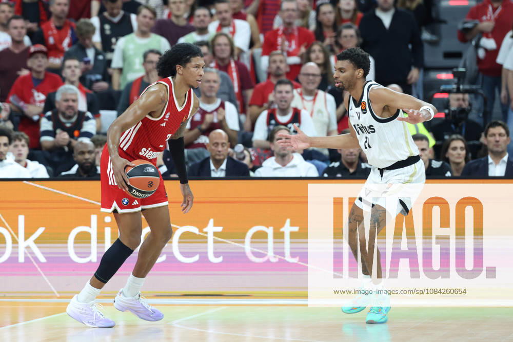 MarJon Beauchamp (FC Bayern Basketball, 03) mit Ball mit Derrick Alston Jr. (Virtus Bologna, 21), GER, FC Bayern Basketball vs. Virtus Bologna, Basketball, Euroleague, 4. Spieltag, Saison 2026 2027, 08.10.2026, GER, FC Bayern Basketball vs. Virtus Bologna, Basketball, Euroleague, 4. Spieltag, Saison 2026 2027, 08.10.2026 Muenchen