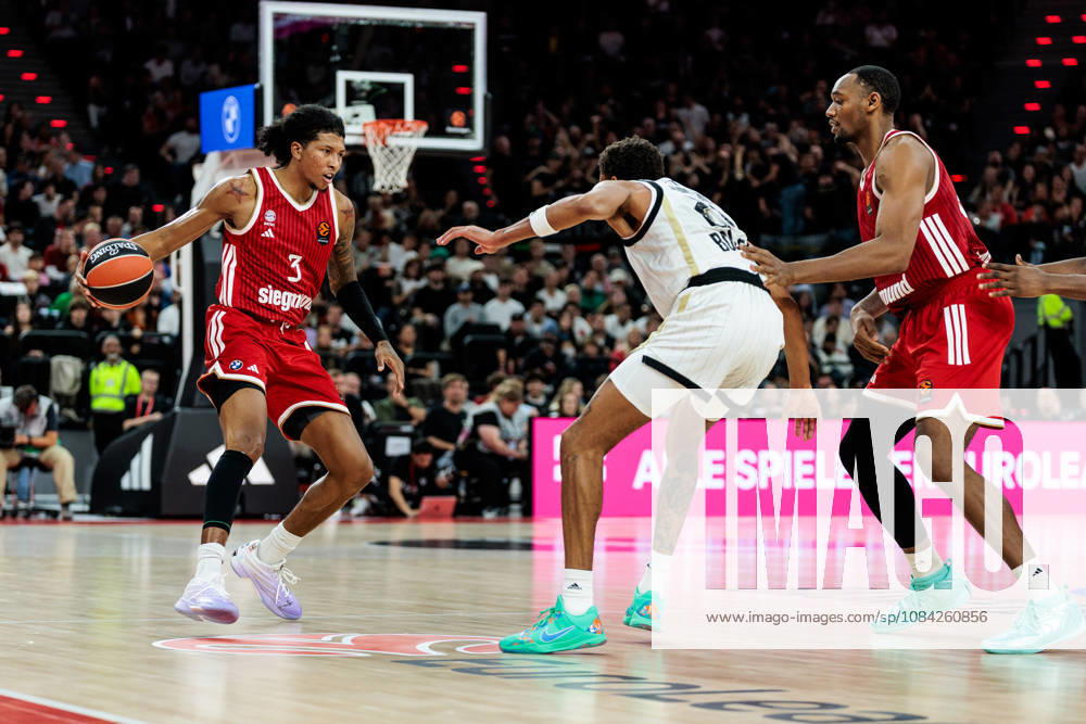 Marjon Beauchamp (FC Bayern Muenchen, 3) controls the ball against Derrick Alston Jr. (Virtus Bologna, 21) during the Turkish Airlines EuroLeague match between FC Bayern Muenchen vs. Virtus Bologna at SAP Garden on round 4 of Turkish Airlines EuroLeague on October 08, 2026 in Munich, Germany. Bavaria Germany