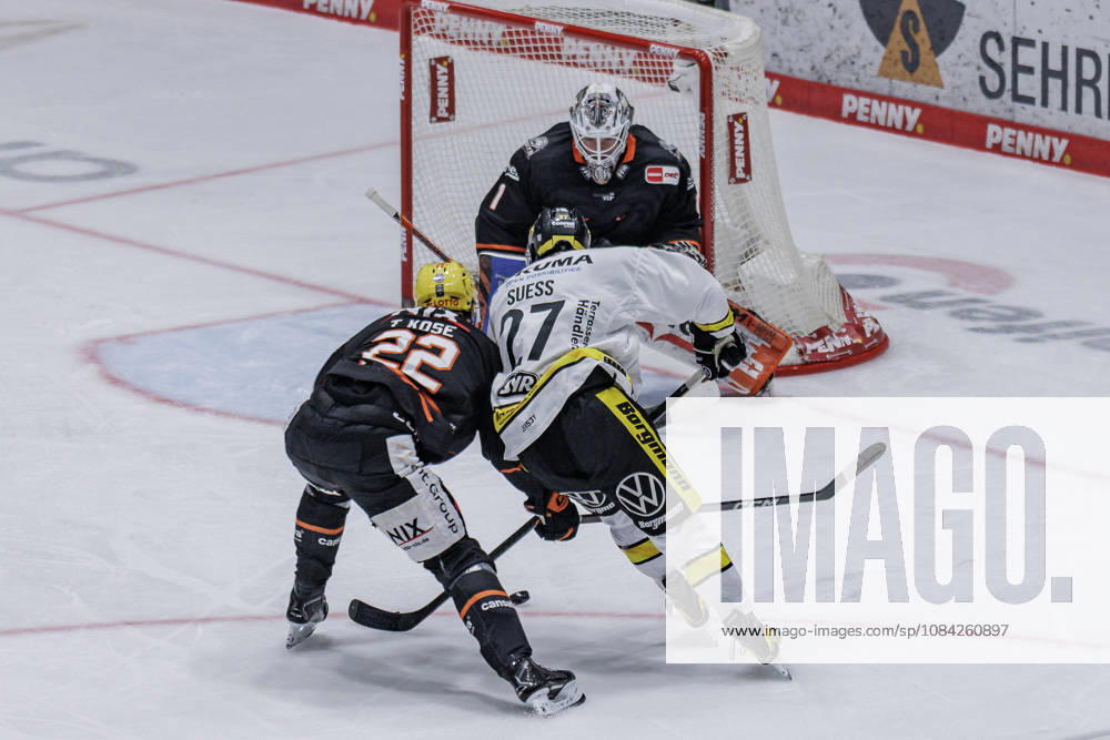 PEnny DEL: Löwen Frankfurt - Krefeld Pinguine, 08.10.2026 Timo Kose (Löwen Frankfurt 22) und C.J. Suess (Krefeld Pinguine 27) vor Nico Pertuch (Löwen Frankfurt 1) im Kampf u mden Puck, Löwen Frankfurt - Krefeld Pinguine, Frankfurt, NIX Eissporthalle