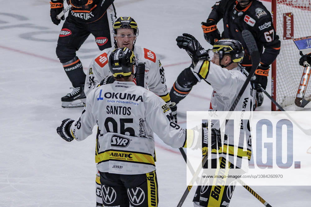 PEnny DEL: Löwen Frankfurt - Krefeld Pinguine, 08.10.2026 Mathew Santos (Krefeld Pinguine 95) und Philip Gogulla (Krefeld Pinguine 87) feiern das Tor zm 1:1 Ausgleich, Löwen Frankfurt - Krefeld Pinguine, Frankfurt, NIX Eissporthalle