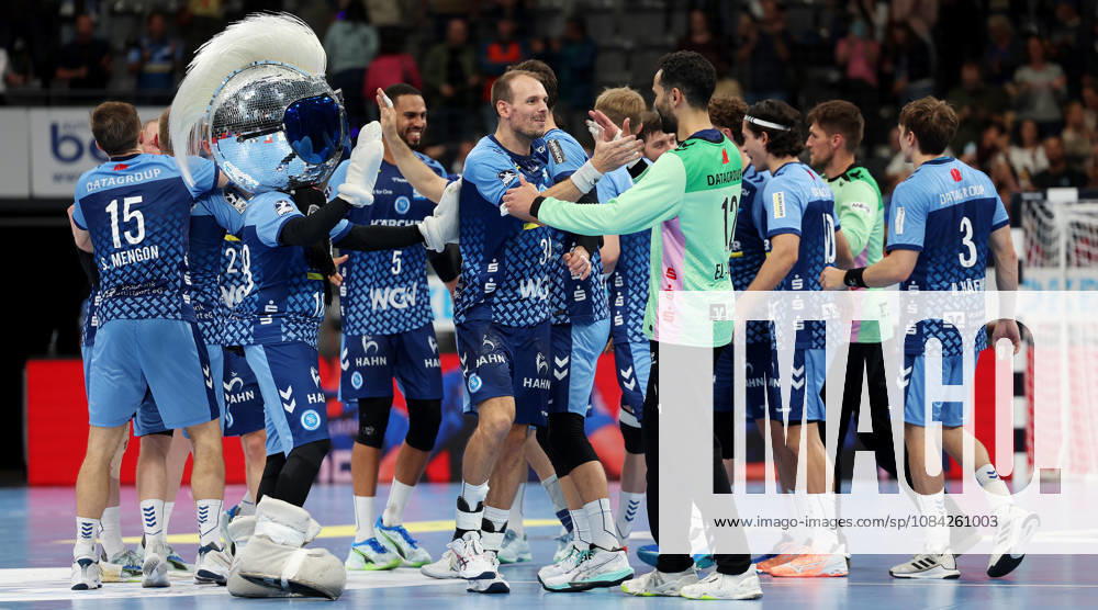 2026.10.08 Deutschland, Stuttgart Handball TVB Stuttgart vs. HSG Wetzlar, die Stuttgarter freuen sich über den Sieg, v.l. Kai Häfner und Mohamed Essam Moustafa El-Tayar (TVB)