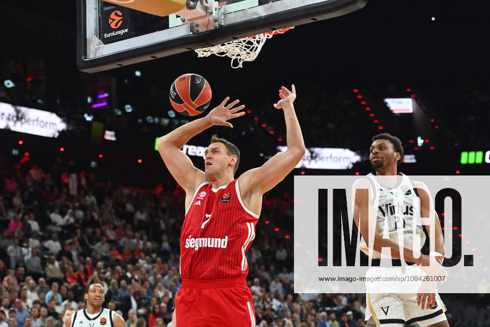 Johannes VOIGTMANN (FCB), Aktion,Zweikampf gegen Derrick Alston Jr. (Bologna). Basketball Euro League,Saison 2026 2027, FC Bayern Muenchen - Virtus Bologna am 08.10.2026 , S A P G A R D EN