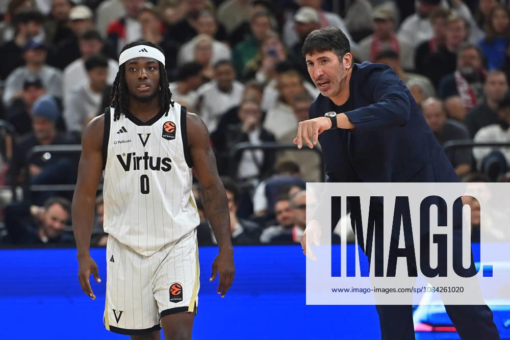 Trainer Alex MUMBRU (Bologna) mit Rasheed Bello (Bologna), Gestik,gibt Anweisungen. Basketball Euro League,Saison 2026 2027, FC Bayern Muenchen - Virtus Bologna am 08.10.2026 , S A P G A R D EN