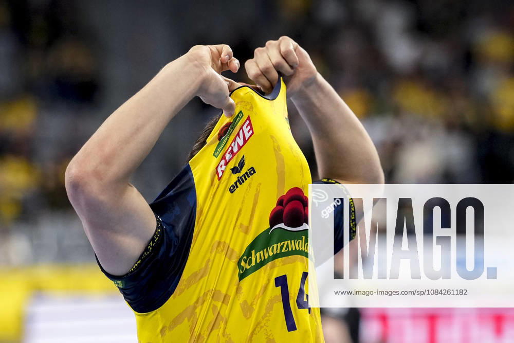 Gino Steenaerts (RNL, 14) vergräbt sich in seinem Trikot, Einzelbild, Einzelfoto, Aktion, Action, Spieler der Rhein-Neckar-Löwen, enttäuscht über die Niederlage, Enttäuschung nach dem Schlusspfiff, Highlight, Verlierer, verloren, Frustration, disappointed, pessimistisch, 08.10.2026, Mannheim (Deutschland), Handball, Bundesliga, Rhein-Neckar Löwen - ThSV Eisenach