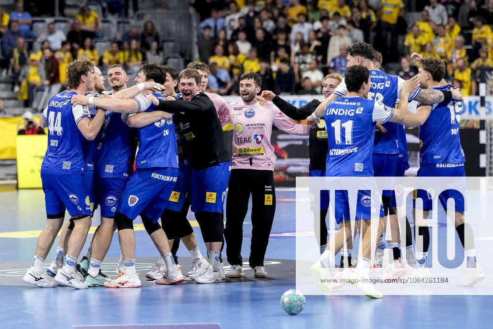 Spieler vom ThSV Eisenach, Jubel nach dem Schlusspfiff, Freude über den Sieg, Sieger, Gewinner, jubelt, jubeln, fröhlich, positiv, freut sich, freuen, optimistisch, Highlight, Action, Aktion, tanzen im Kreis, Teamkreis, Mannschaftskreis, 08.10.2026, Mannheim (Deutschland), Handball, Bundesliga, Rhein-Neckar Löwen - ThSV Eisenach