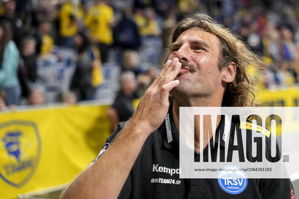 Sebastian Hinze (Trainer, Cheftrainer, ThSV) mit Kusshand, Einzelbild, Einzelfoto, Aktion, Action, Jubel nach dem Schlusspfiff, Freude über den Sieg, Sieger, Gewinner, jubelt, jubeln, fröhlich, positiv, freut sich, freuen, optimistisch, Highlight, Action, Aktion, 08.10.2026, Mannheim (Deutschland), Handball, Bundesliga, Rhein-Neckar Löwen - ThSV Eisenach