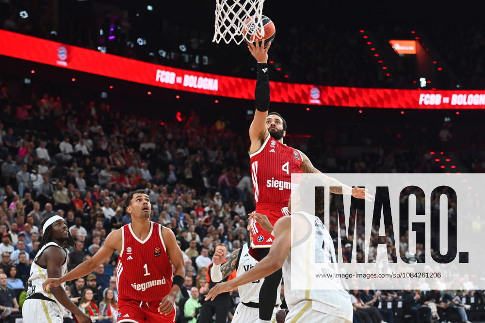 Duane WASHINGTON JR. (FCB), Aktion,Zweikampf gegen Kessler EDWARDS (Bologna). li:Oscar DA SILVA (FCB), Rasheed BELLO (Bologna). Basketball Euro League,Saison 2026 2027, FC Bayern Muenchen - Virtus Bologna am 08.10.2026 , S A P G A R D EN