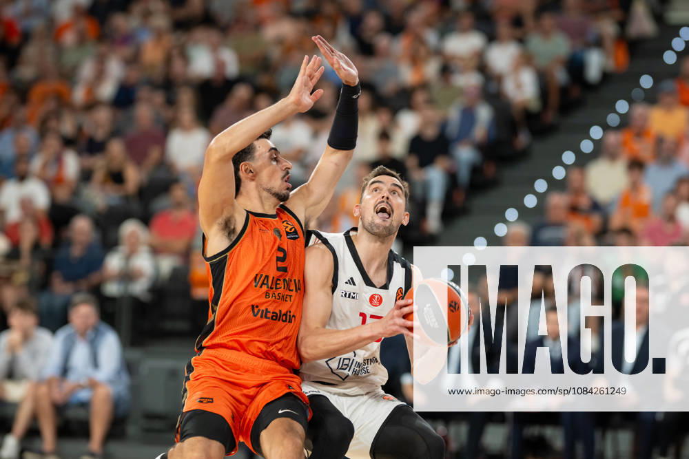 EuroLeague Round 4 match between Valencia Basket and Hapoel IBI Tel Aviv Josep Puerto of Valencia Basket (L) and Tomas Satoransky of Hapoel IBI Tel Aviv (R) in action during the EuroLeague Round 4 match between Valencia Basket and Hapoel IBI Tel Aviv at Roig Arena, (Valencia ) on October 08, 2026.