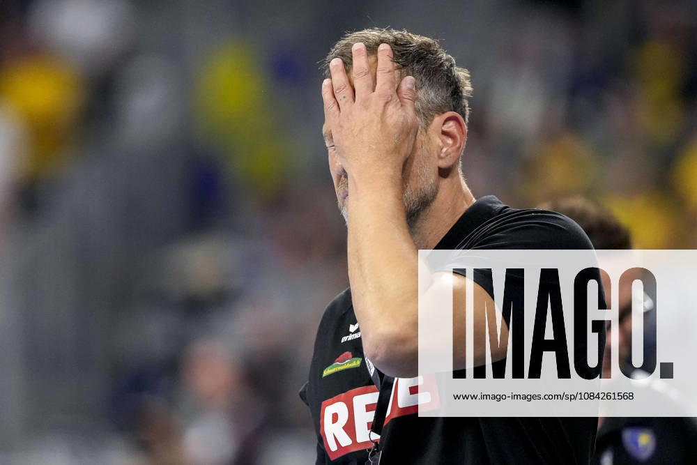 Maik Machulla (Trainer, Cheftrainer, RNL) schlägt die Hand vors Gesicht, Einzelbild, Einzelfoto, Aktion, Action, enttäuscht schauend, Enttäuschung, Frustration, disappointed, pessimistisch, 08.10.2026, Mannheim (Deutschland), Handball, Bundesliga, Rhein-Neckar Löwen - ThSV Eisenach