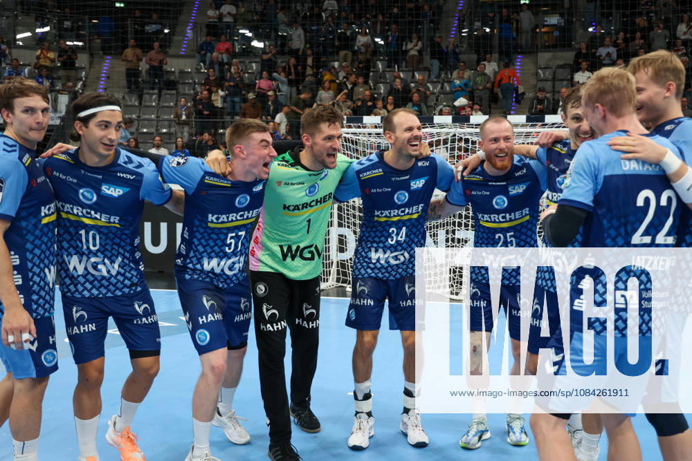 Die Mannschaft des TVB Stuttgart freut sich nach dem Sieg GER, TVB Stuttgart vs. HSG Wetzlar, Handball, Opel Handball-Bundesliga, 8. Spieltag, Spielzeit 2026 2027, 08.10.2026 GER, TVB Stuttgart vs. HSG Wetzlar, Handball, Opel Handball-Bundesliga, 8. Spieltag, Spielzeit 2026 2027, 08.10.2026 Stuttgart