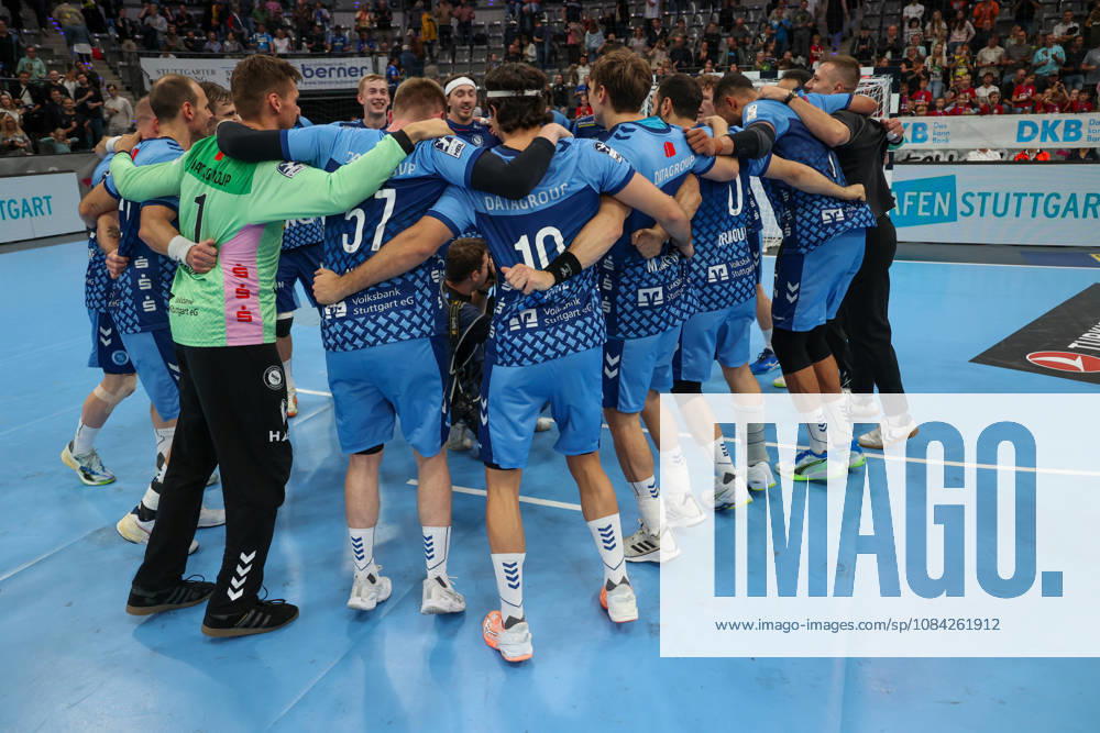 Die Mannschaft des TVB Stuttgart freut sich nach dem Sieg GER, TVB Stuttgart vs. HSG Wetzlar, Handball, Opel Handball-Bundesliga, 8. Spieltag, Spielzeit 2026 2027, 08.10.2026 GER, TVB Stuttgart vs. HSG Wetzlar, Handball, Opel Handball-Bundesliga, 8. Spieltag, Spielzeit 2026 2027, 08.10.2026 Stuttgart
