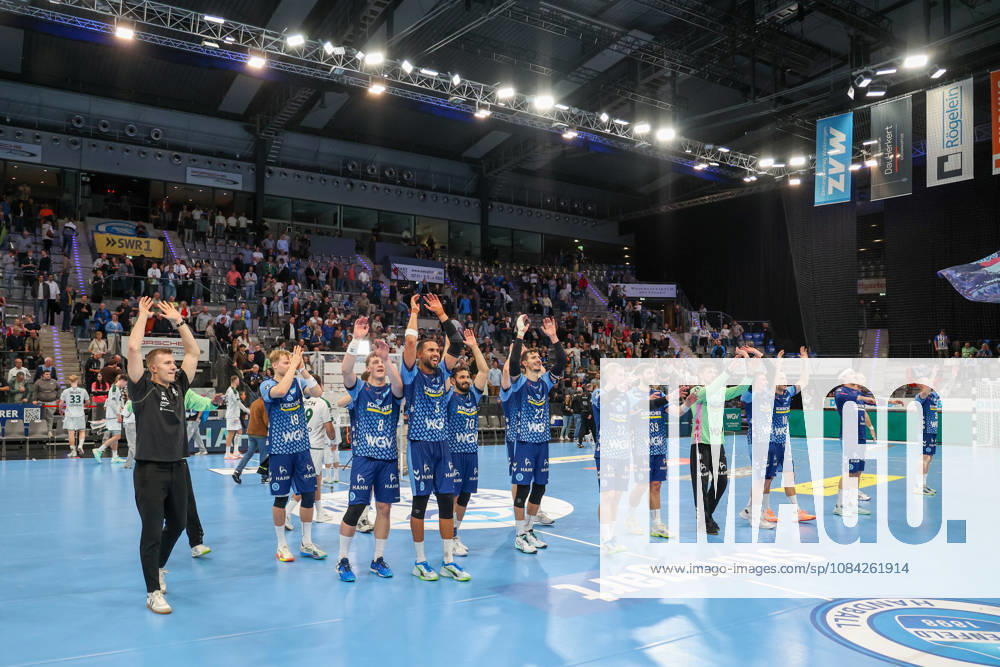 Die Mannschaft des TVB Stuttgart freut sich nach dem Sieg GER, TVB Stuttgart vs. HSG Wetzlar, Handball, Opel Handball-Bundesliga, 8. Spieltag, Spielzeit 2026 2027, 08.10.2026 GER, TVB Stuttgart vs. HSG Wetzlar, Handball, Opel Handball-Bundesliga, 8. Spieltag, Spielzeit 2026 2027, 08.10.2026 Stuttgart
