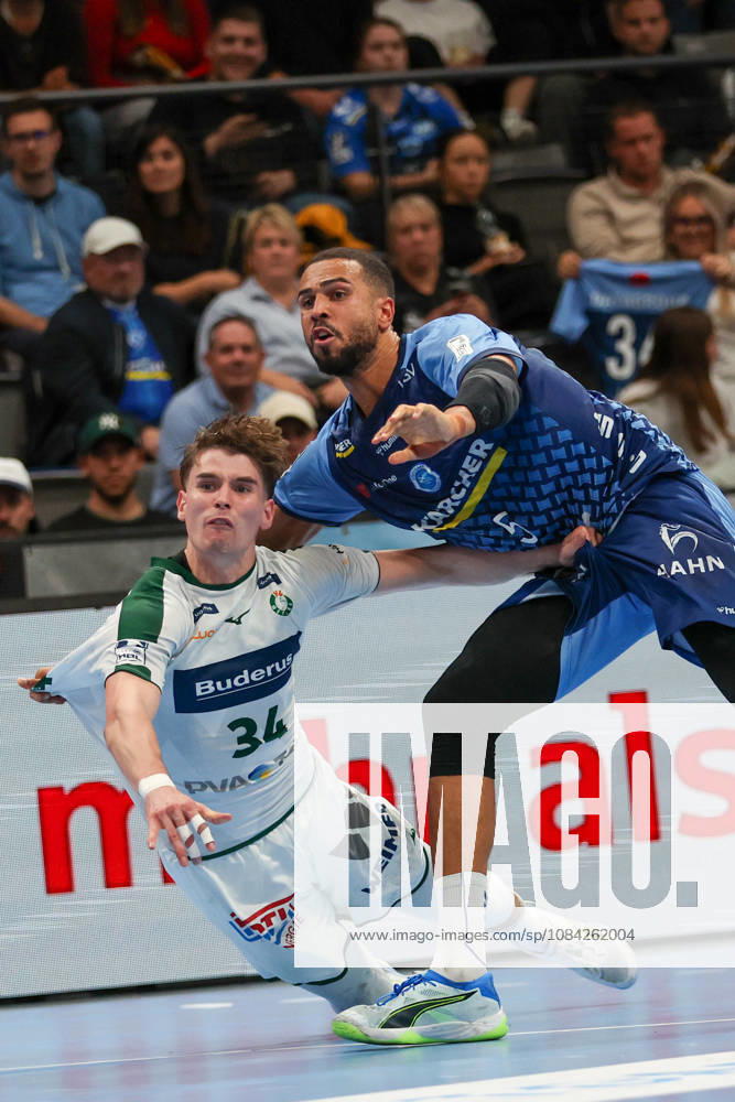 Paul Kompenhans (HSG Wetzlar, 34) im Duell mit Philipp Ahouansou (TVB Stuttgart, 5) GER, TVB Stuttgart vs. HSG Wetzlar, Handball, Opel Handball-Bundesliga, 8. Spieltag, Spielzeit 2026 2027, 08.10.2026 GER, TVB Stuttgart vs. HSG Wetzlar, Handball, Opel Handball-Bundesliga, 8. Spieltag, Spielzeit 2026 2027, 08.10.2026 Stuttgart