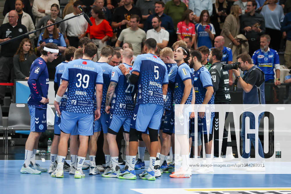 Die Mannschaft des TVB Stuttgart während einer Auszeit GER, TVB Stuttgart vs. HSG Wetzlar, Handball, Opel Handball-Bundesliga, 8. Spieltag, Spielzeit 2026 2027, 08.10.2026 GER, TVB Stuttgart vs. HSG Wetzlar, Handball, Opel Handball-Bundesliga, 8. Spieltag, Spielzeit 2026 2027, 08.10.2026 Stuttgart
