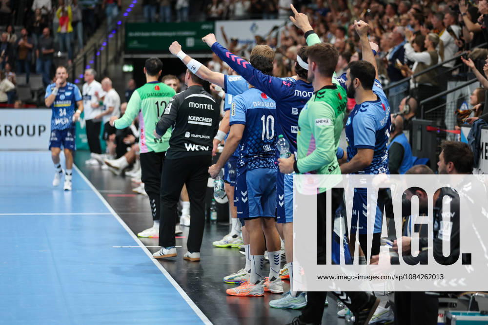 Die Mannschaft des TVB Stuttgart freut sich über den verdienten Heimsieg GER, TVB Stuttgart vs. HSG Wetzlar, Handball, Opel Handball-Bundesliga, 8. Spieltag, Spielzeit 2026 2027, 08.10.2026 GER, TVB Stuttgart vs. HSG Wetzlar, Handball, Opel Handball-Bundesliga, 8. Spieltag, Spielzeit 2026 2027, 08.10.2026 Stuttgart
