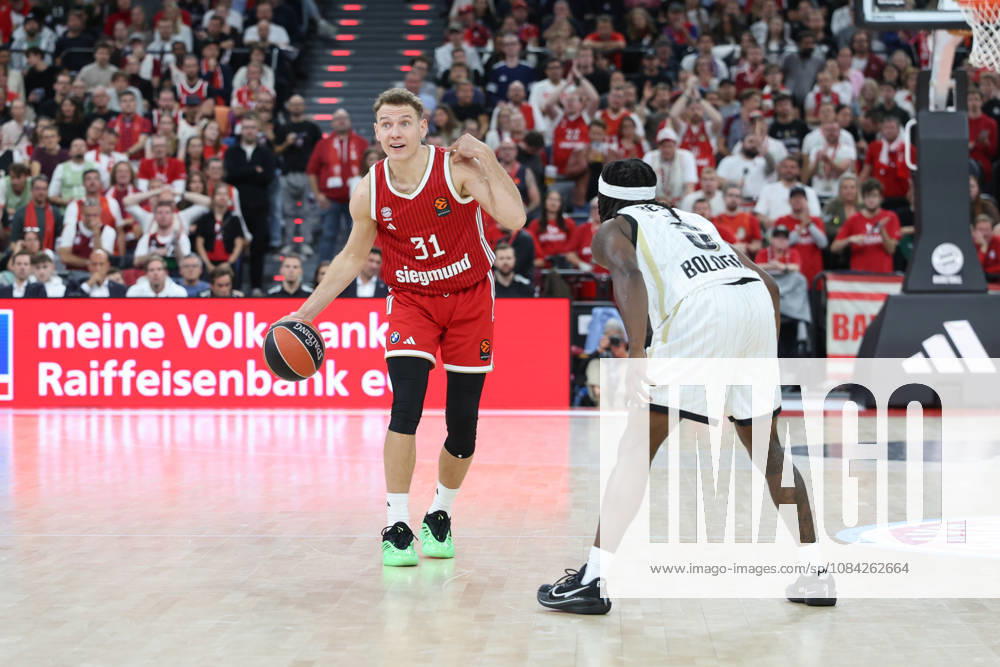 Rokas Jokubaitis (FC Bayern Basketball, 31) mit Kevin Kokila (Virtus Bologna, 03), GER, FC Bayern Basketball vs. Virtus Bologna, Basketball, Euroleague, 4. Spieltag, Saison 2026 2027, 08.10.2026, GER, FC Bayern Basketball vs. Virtus Bologna, Basketball, Euroleague, 4. Spieltag, Saison 2026 2027, 08.10.2026 Muenchen