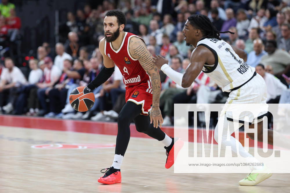 Duane Washington Jr. (FC Bayern Basketball, 04) mit Marcus Carr (Virtus Bologna, 02), GER, FC Bayern Basketball vs. Virtus Bologna, Basketball, Euroleague, 4. Spieltag, Saison 2026 2027, 08.10.2026, GER, FC Bayern Basketball vs. Virtus Bologna, Basketball, Euroleague, 4. Spieltag, Saison 2026 2027, 08.10.2026 Muenchen