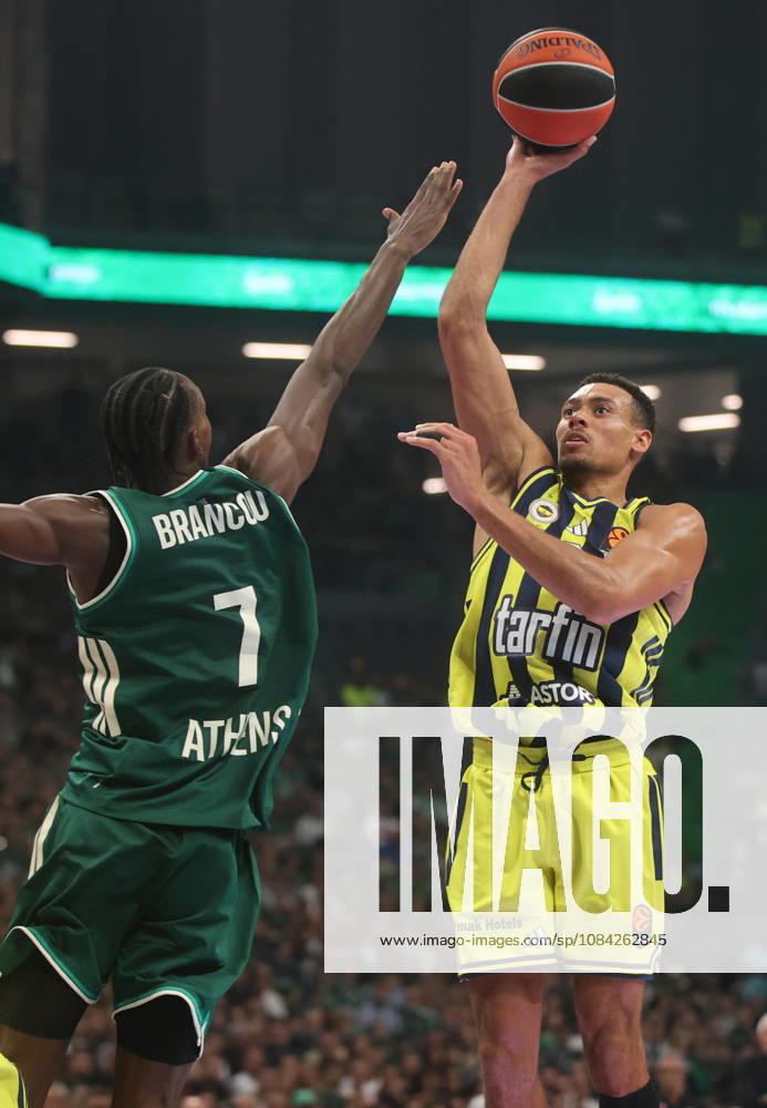 Panatinaikos AKTOR v Fenerbahce Tarfin - EuroLeague ATHENS, GREECE - OCTOBER 8: Wade Baldwin (R) of Fenerbahce Tarfin in action against Brancou Badio (L) of Panathinaikos AKTOR during the EuroLeague Week 4 match between Panathinaikos AKTOR and Fenerbahce Tarfin at OAKA Sports Hall in Athens, Greece, on October 8, 2026. Ayhan Mehmet Anadolu Athens Greece. Editorial use only. Please get in touch for any other usage.
