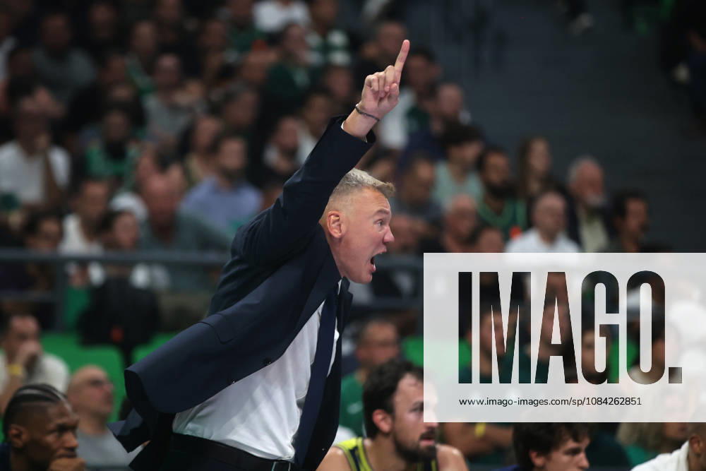 Panatinaikos AKTOR v Fenerbahce Tarfin - EuroLeague ATHENS, GREECE - OCTOBER 8: Head coach of Fenerbahce Tarfin, Sarunas Jasikevicius reacts during the EuroLeague Week 4 match between Panathinaikos AKTOR and Fenerbahce Tarfin at OAKA Sports Hall in Athens, Greece, on October 8, 2026. Ayhan Mehmet Anadolu Athens Greece. Editorial use only. Please get in touch for any other usage.