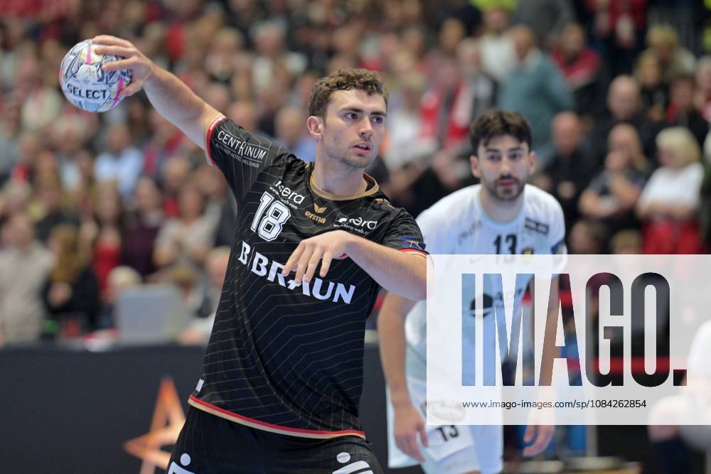 Florian Drosten (MT Melsungen 18) beim Wurf; Luka Peric (HBC Nantes 13) (R) , GER, MT Melsungen - HBC Nantes (FRA), Handball, Champions League Maenner, Group Matches, Saison 2026 2027, 08.10.2026, GER, MT Melsungen - HBC Nantes Handball, CL Maenner, Group Match, Saison 2026 2027, 08.10.2026 Kassel