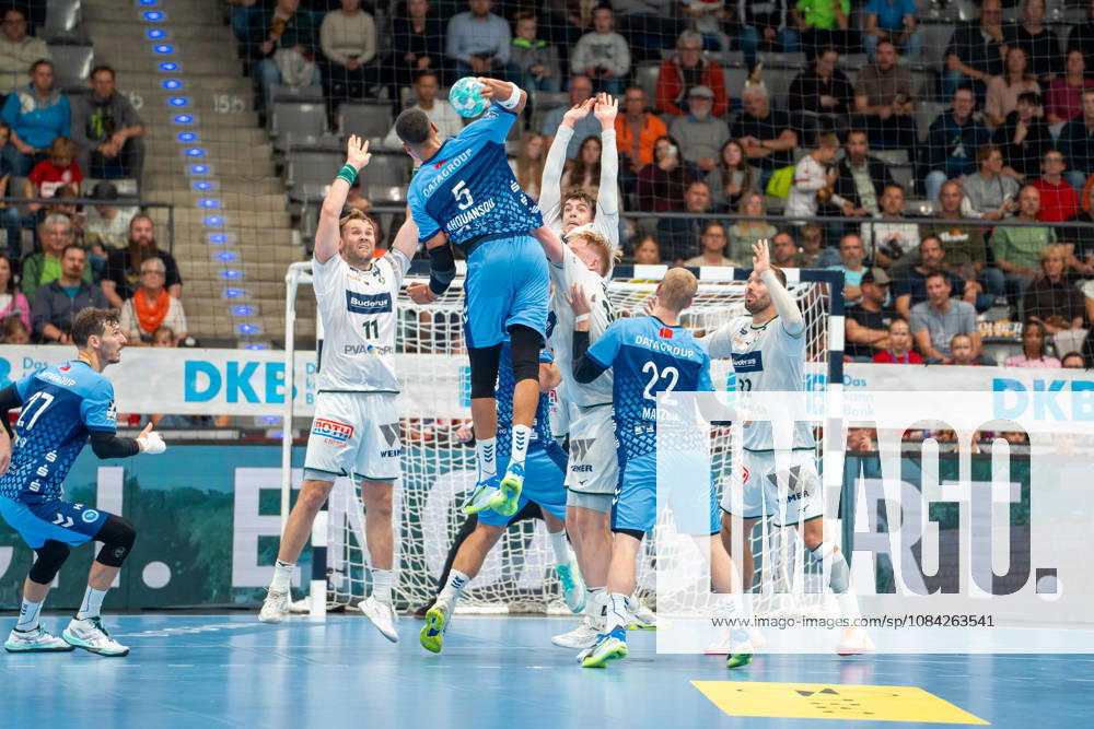 Handball I Herren I Saison 2026-2027 I Bundesliga I 8. Spieltag I TVB Stuttgart - HSG Wetzlar I 08.10.2026 Philipp Ahouansou (5, TVB Stuttgart) im Wurf über den Block von Petter Overby Överby (11, HSG Wetzlar), Marti Soler Biescas (23, HSG Wetzlar), Nikolaj Laeso Läso Läsö Laesö (32, HSG Wetzlar) Stuttgart Porsche Arena Baden-Württemberg Deutschland