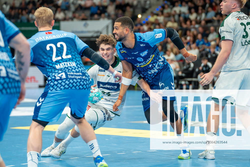 Handball I Herren I Saison 2026-2027 I Bundesliga I 8. Spieltag I TVB Stuttgart - HSG Wetzlar I 08.10.2026 Paul Kompenhans (34, HSG Wetzlar) mit Ball gegen Philipp Ahouansou (5, TVB Stuttgart) Stuttgart Porsche Arena Baden-Württemberg Deutschland