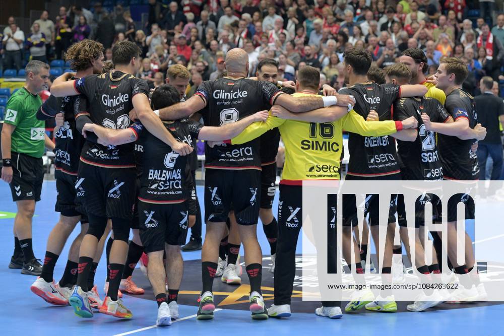 Jubel, Freude nach dem Sieg; Nebojsa Simic (Torwart MT Melsungen 16, Johannes Golla (MT Melsungen 14) (L), Reynir Thor Stefansson (MT Melsungen 19) (R) , GER, MT Melsungen - HBC Nantes (FRA), Handball, Champions League Maenner, Group Matches, Saison 2026 2027, 08.10.2026, GER, MT Melsungen - HBC Nantes Handball, CL Maenner, Group Match, Saison 2026 2027, 08.10.2026 Kassel