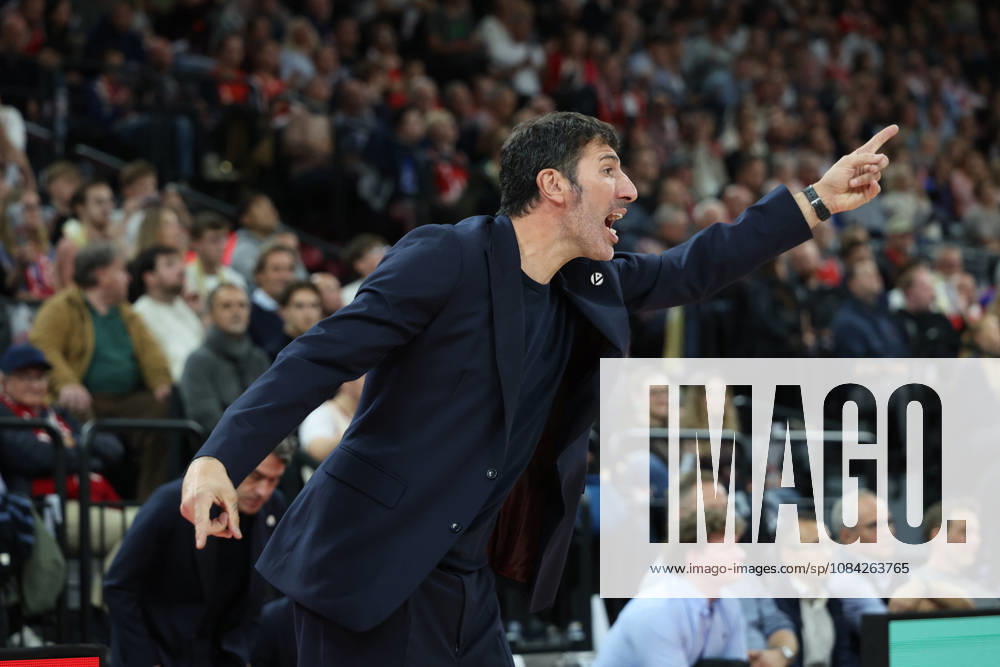 Alex Mumbru (Virtus Bologna, Chef-Trainer) gestikuliert, Gesten, Emotionen, Mimik, GER, FC Bayern Basketball vs. Virtus Bologna, Basketball, Euroleague, 4. Spieltag, Saison 2026 2027, 08.10.2026, GER, FC Bayern Basketball vs. Virtus Bologna, Basketball, Euroleague, 4. Spieltag, Saison 2026 2027, 08.10.2026 Muenchen