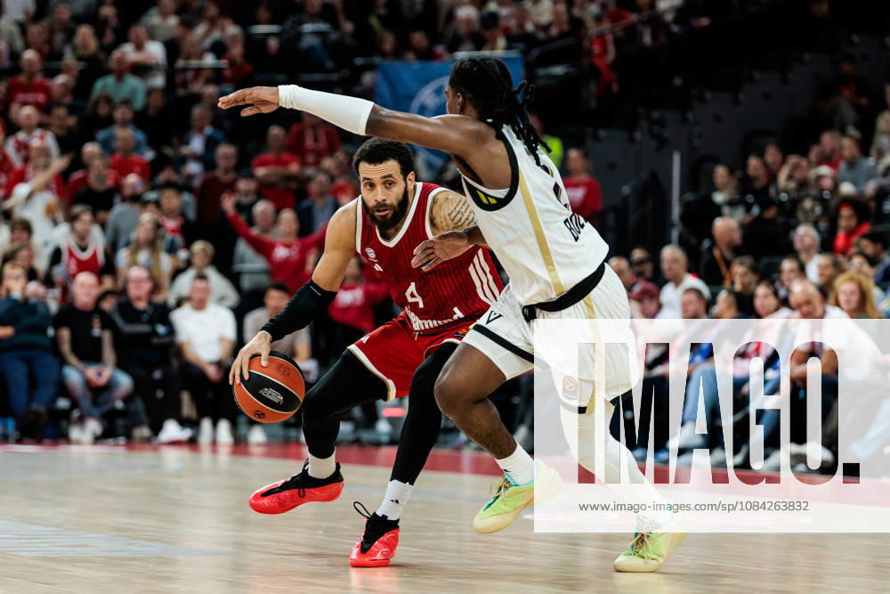 Duane Washington (FC Bayern Muenchen, 4) controls the ball against Marcus Carr (Virtus Bologna, 2) during the Turkish Airlines EuroLeague match between FC Bayern Muenchen vs. Virtus Bologna at SAP Garden on round 4 of Turkish Airlines EuroLeague on October 08, 2026 in Munich, Germany. Bavaria Germany