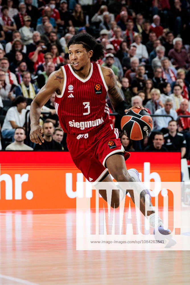 Marjon Beauchamp (FC Bayern Muenchen, 3) controls the ball during the Turkish Airlines EuroLeague match between FC Bayern Muenchen vs. Virtus Bologna at SAP Garden on round 4 of Turkish Airlines EuroLeague on October 08, 2026 in Munich, Germany. Bavaria Germany