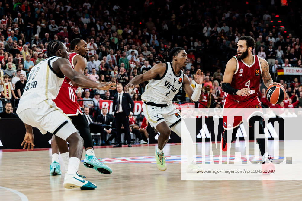 Duane Washington (FC Bayern Muenchen, 4) controls the ball against Marcus Carr (Virtus Bologna, 2) during the Turkish Airlines EuroLeague match between FC Bayern Muenchen vs. Virtus Bologna at SAP Garden on round 4 of Turkish Airlines EuroLeague on October 08, 2026 in Munich, Germany. Bavaria Germany