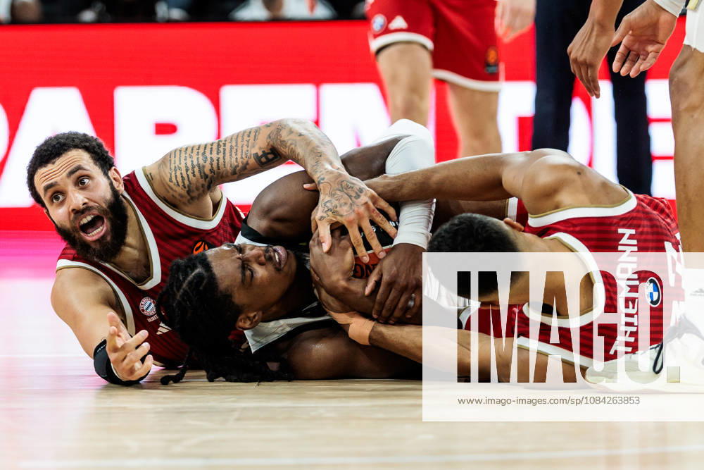 Duane Washington (FC Bayern Muenchen, 4), Marcus Carr (Virtus Bologna, 2) and Johannes JT Thiemann (FC Bayern Muenchen, 32) on the floor fighting for the ball during the Turkish Airlines EuroLeague match between FC Bayern Muenchen vs. Virtus Bologna at SAP Garden on round 4 of Turkish Airlines EuroLeague on October 08, 2026 in Munich, Germany. Bavaria Germany