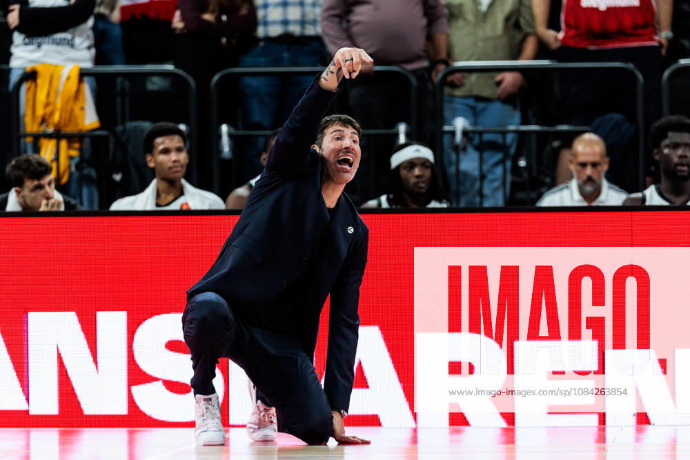 Alex Mumbru (Head Coach Virtus Bologna) on his knees, gesturing, during the Turkish Airlines EuroLeague match between FC Bayern Muenchen vs. Virtus Bologna at SAP Garden on round 4 of Turkish Airlines EuroLeague on October 08, 2026 in Munich, Germany. Bavaria Germany