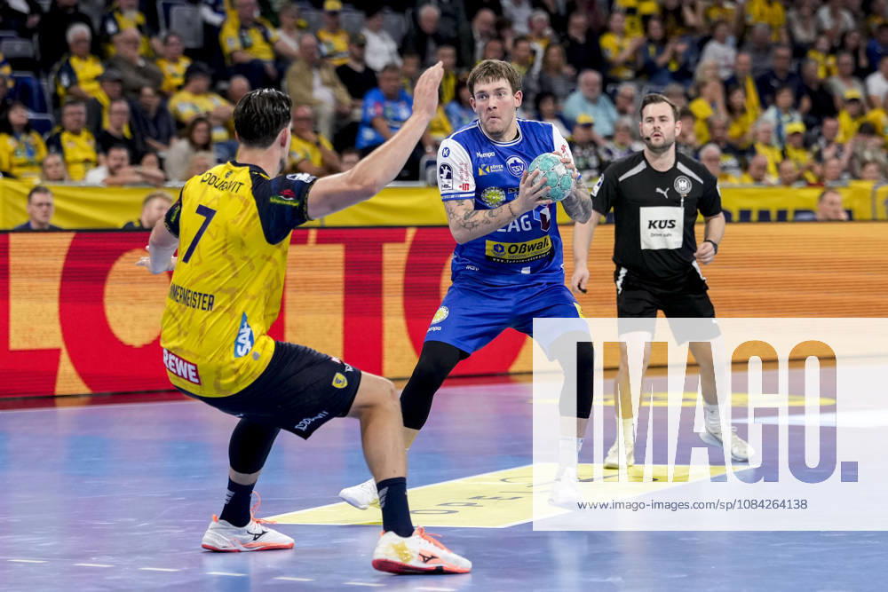 V.li.: Robert Timmermeister (RNL, 7), Elias Scholtes (ThSV, 4), Zweikampf, Spielszene, Duell, duel, tackle, tackling, Dynamik, Action, Aktion, 08.10.2026, Mannheim (Deutschland), Handball, Bundesliga, Rhein-Neckar Löwen - ThSV Eisenach