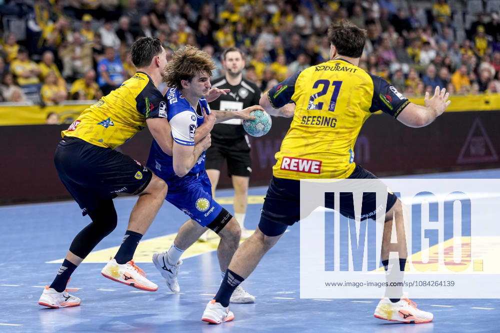 V.li.: Robert Timmermeister (RNL, 7), Stephan Seitz (ThSV, 44), Aron Seesing (RNL, 21), Zweikampf, Spielszene, Duell, duel, tackle, tackling, Dynamik, Action, Aktion, 08.10.2026, Mannheim (Deutschland), Handball, Bundesliga, Rhein-Neckar Löwen - ThSV Eisenach