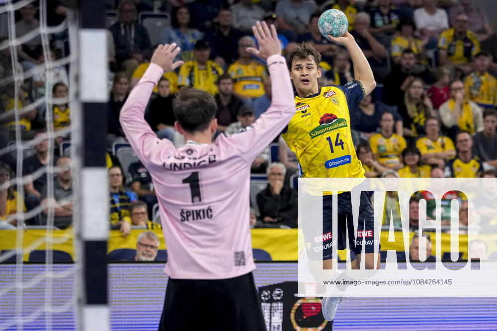 V.li.: Matija Spikic (Torwart, ThSV, 1), Gino Steenaerts (RNL, 14), beim Sprungwurf, Wurf, Torwurf, Action, Aktion, Spielszene, 08.10.2026, Mannheim (Deutschland), Handball, Bundesliga, Rhein-Neckar Löwen - ThSV Eisenach