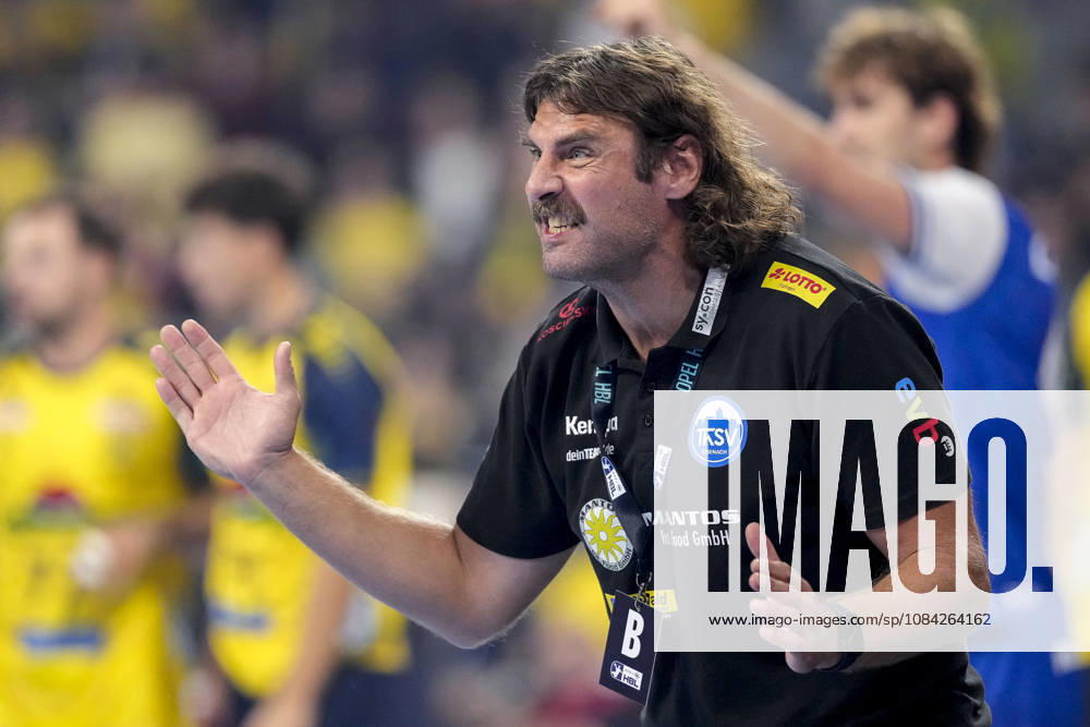 Sebastian Hinze (Trainer, Cheftrainer, ThSV), gibt Anweisungen, gestikuliert, mit den Armen gestikulieren, Einzelbild, Einzelfoto, Aktion, Action, 08.10.2026, Mannheim (Deutschland), Handball, Bundesliga, Rhein-Neckar Löwen - ThSV Eisenach