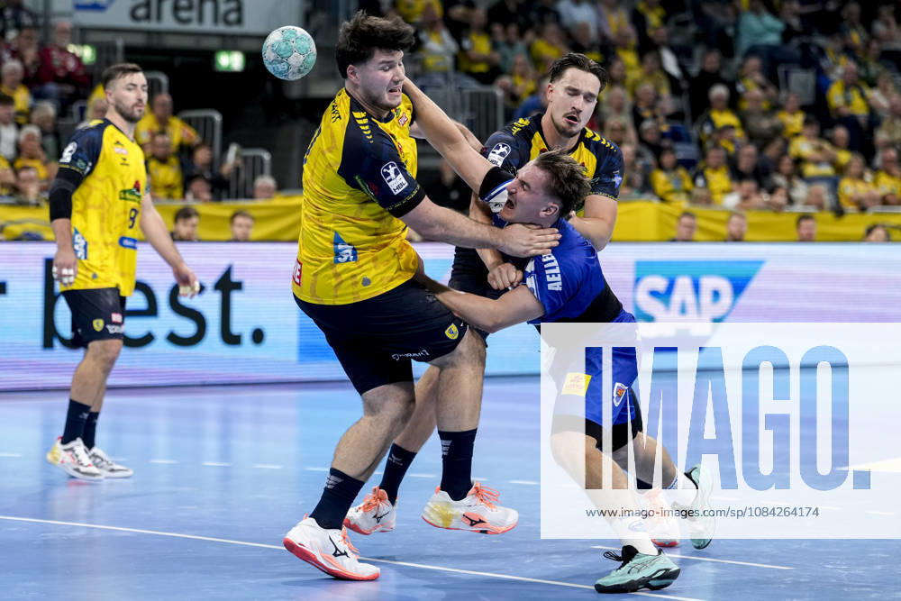 V.li.: Aron Seesing (RNL, 21), Felix Aellen (ThSV, 22), Robert Timmermeister (RNL, 7), Zweikampf, Spielszene, Duell, duel, tackle, tackling, Dynamik, Action, Aktion, 08.10.2026, Mannheim (Deutschland), Handball, Bundesliga, Rhein-Neckar Löwen - ThSV Eisenach