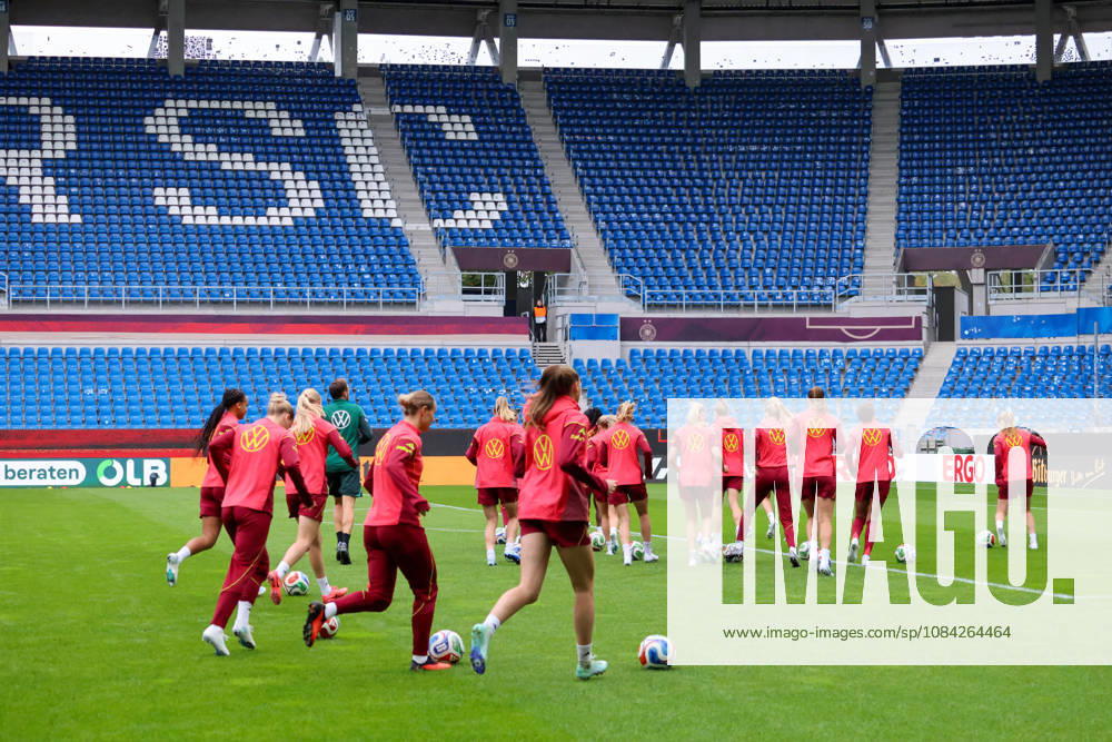 Karlsruhe, Deutschland: 08.10.2026 - Deutsche Fußballnationalmannschaft der Frauen - Abschlusstraining - Testspiel Deutschland vs. Australien Im Bild: Die Spielerinnen der deutschen Fußballnationalmannschaft der Frauen beim Abschlusstraining in Karlsruhe
