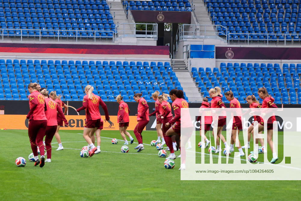 Karlsruhe, Deutschland: 08.10.2026 - Deutsche Fußballnationalmannschaft der Frauen - Abschlusstraining - Testspiel Deutschland vs. Australien Im Bild: Die Spielerinnen der deutschen Fußballnationalmannschaft der Frauen beim Abschlusstraining in Karlsruhe