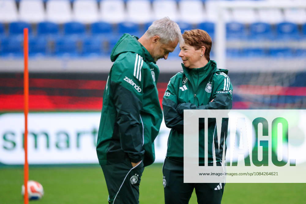 Karlsruhe, Deutschland: 08.10.2026 - Deutsche Fußballnationalmannschaft der Frauen - Abschlusstraining - Testspiel Deutschland vs. Australien Im Bild: v.li. Bundestrainer Christian Wück Wueck (Deutschland) und Co-Trainerin Maren Meinert (Deutschland)